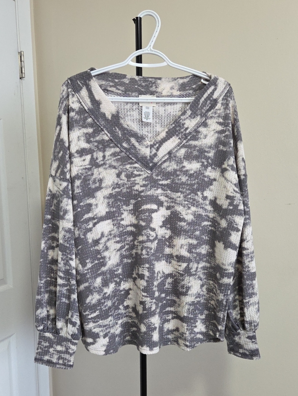 BiBi Gray and Cream Tie-Dye Waffle V-Neck Long Sleeve Top